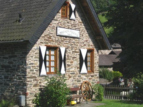 Waldhotel Im Wiesengrund Hürtgenwald Exterior foto