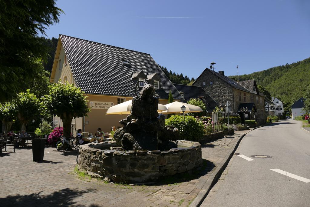 Waldhotel Im Wiesengrund Hürtgenwald Exterior foto
